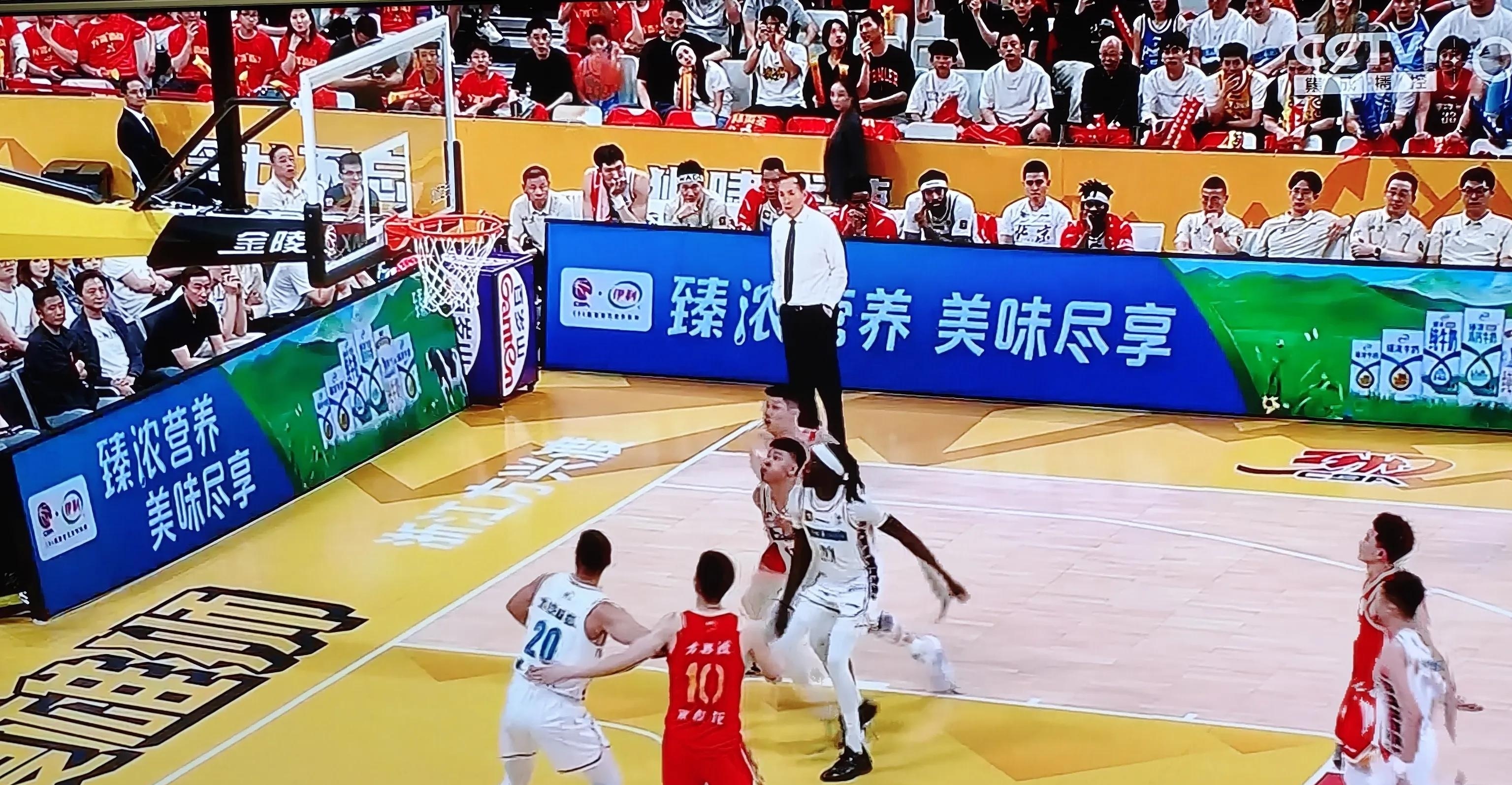 包含今夜CBA常规赛焦点战，浙江队完成再遭质疑，赛场秩序良好，年轻球员获得机会的词条