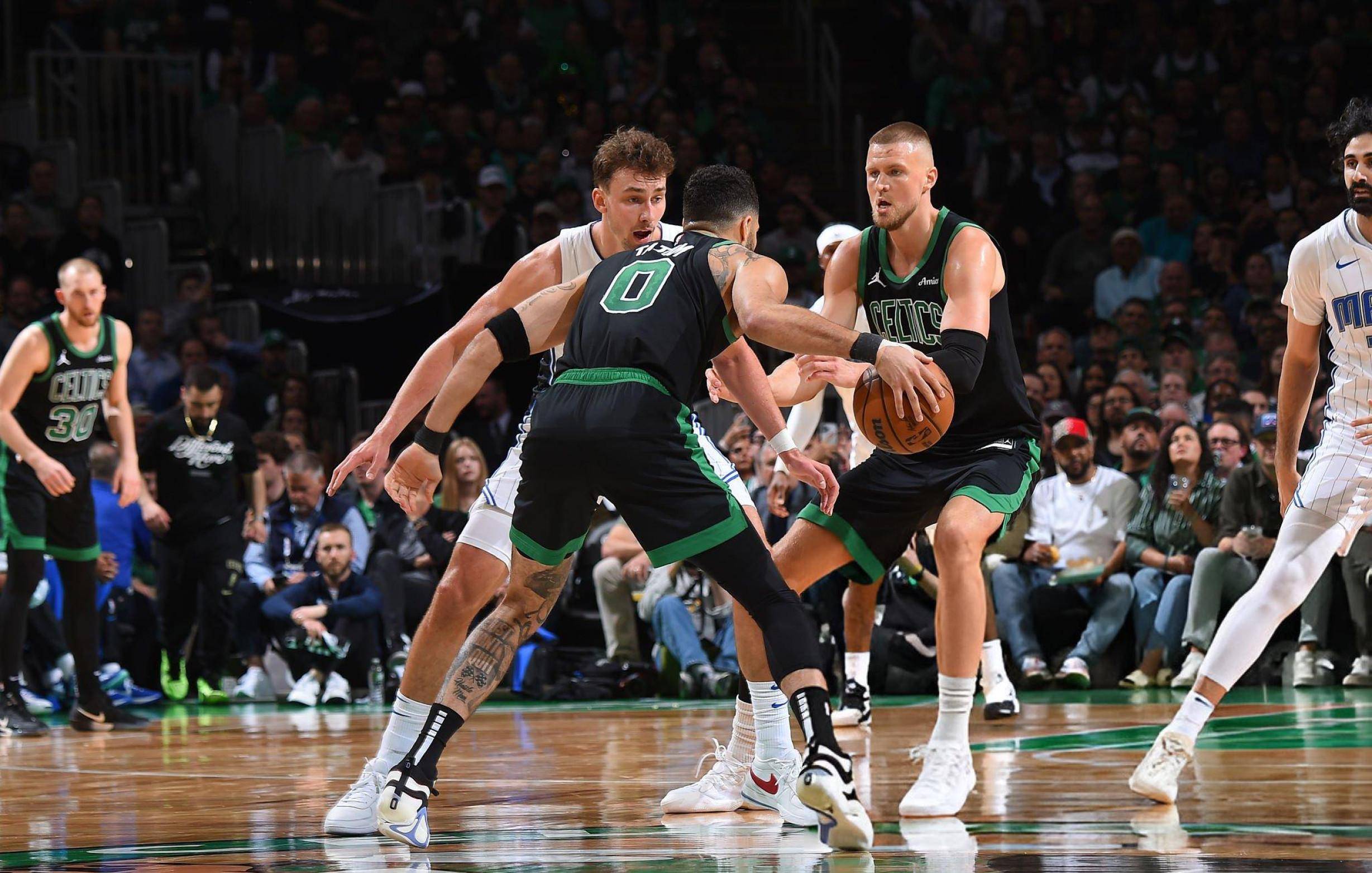 包含今夜NBA季后赛传出新动向；日本国家队临场应变；高层表态：引发热议；临场指挥获称赞的词条