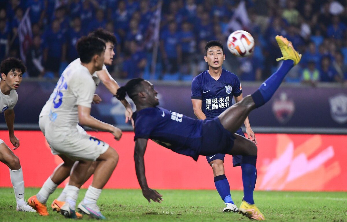  游泳超级杯焦点战：河套雄狮队淘汰对手海滨雷豹队，外线火力全开。边路成突破口